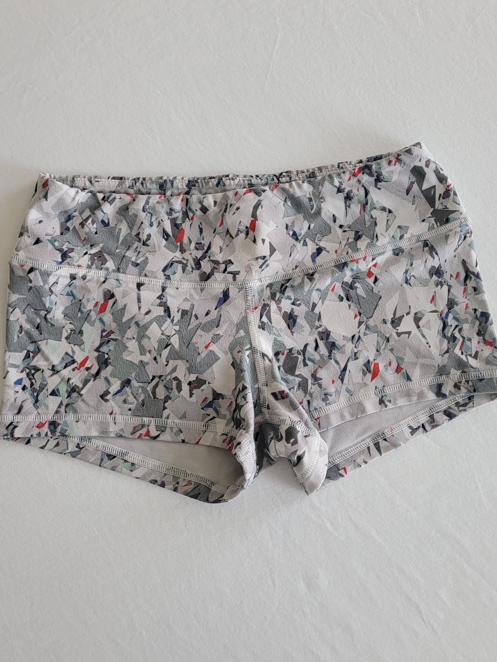FLEO Original 2.5" Inseam Abstract Print Women’s Active Shorts - Gray/Multicolor